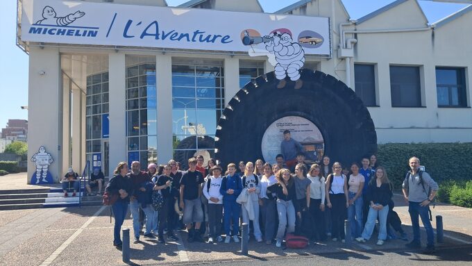 5- devant l'aventure Michelin.jpg